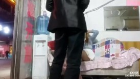 【对白精彩！最牛扫街五十块直接拿下】屌丝男深夜探鸡窝，五十块操按摩店气质老板娘