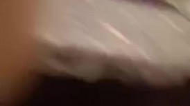 外卖送完了，过来小巷子扶贫，辣妹御姐鞋子都不脱，被小哥用力猛干，直接趴倒在床！