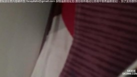 媳妇刚下夜班困的要死小伙想打炮没得逞只能用手猛抠她的骚逼解解气