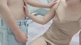 指导表弟搞女，表弟有点羞涩，这个是什么逼，穿上网袜黑他足交，扛起双腿草，骑上来怼骚穴