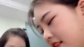 甜美少女姐妹花，双马尾姐妹道具互插，双头龙骑乘插穴，翘起屁股后入，学着操逼的样子