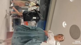 蓝色牛仔短裙身高175极品美腿小姐姐白色内内 两次抄底一对美女全都外纯内骚透明内隐约露逼