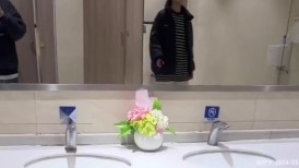 商场一路跟踪尾随进入女厕偷拍几个美女的肥美大鲍鱼
