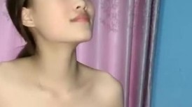 居家操淫荡小女友，抓屌一顿吸，叉开双腿站立后入，被操的嗷嗷叫，扛起黑丝美腿，一顿大力输出