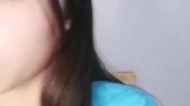 清纯妹妹，没男朋友自己玩，贫乳细腰美腿，白嫩皮肤，假屌磨蹭小骚B，娇喘呻吟，说骚话