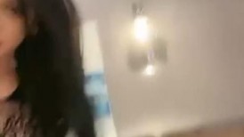 今晚我好骚啊，00后嫩模，舔耳朵说爸爸操我，被诱惑的受不了，黑丝美腿跪地舔足，道具爆菊花