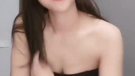 漂亮小姐姐，最近约的男炮友，带回家操逼，黑丝美腿，抓屌小舌头舔，跪在椅子后入，爆怼骚穴