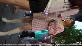 步行街抄底连衣裙小姐姐穿着透明内裤很清晰的看到她的B毛