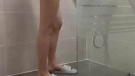 某工作室摄影师浴室偷放设备偷拍 准备拍写真的模特洗澡刮逼毛