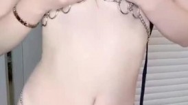 链子内衣网红女神，极品美腿高跟鞋，搔首弄姿，双指抽插扣穴，震动棒磨蹭，让人欲罢不能