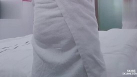 探花柒哥酒店约炮护校学生兼职妹 一边手机放着AV一边操她 (2)