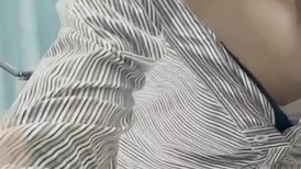 高冷气质美女小姐姐，小尺度性感诱惑，没穿内裤，一线天美穴骚跳蛋，翘起屁股掰开，低低呻吟娇喘