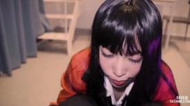 大奶美眉吃鸡啪啪 嘴巴插假鸡吧 粉穴灌牛奶 被小哥哥后入无套输出 边操边不停流出