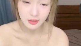 文静乖巧妹妹，苗条身材黑丝美腿，被炮友干，主动骑乘位猛坐，打桩机爆插，被操哎呀哎呀浪叫
