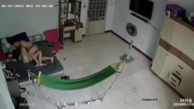 家庭摄像头破解真实偸拍，性生活和谐的小夫妻不管白天晚上来感觉就搞，苗条娇妻很耐肏床上干完地上扎马步干