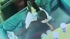【某某门事件】第146弹 广西玉林仙尼奶茶店 口交门事件 同校女神孙晓慧被发现在校外给一陌生男子口交