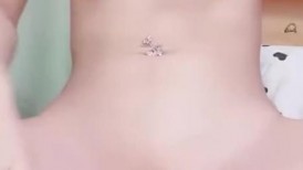 白虎美穴尤物女神，超级嫩，自己先玩下道具，再操逼，单腿网袜扛起操，爽死了娇喘不断