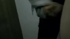 公司厕所偷情 极品颜值气质美女 脱了文胸让领导玩奶，吹完箫再打飞机太刺激了！