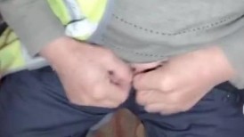 少妇勾引大爷 老头乐上车震 大爷无套插入艹得少妇大喊：“大爷，艹我，艹我，好爽！好爽