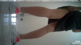 坑神潜入某单位女厕实拍超多美腿漂亮小姐姐方便，前后位逼脸同框，各种性感诱人毛毛逼