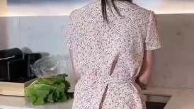 强推荐顶级女模，颜值身材天花板，99年微博网红【抖娘利世】私拍视图，保姆与土豪瘫痪老头的不雅行为