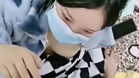 白嫩妹妹男友操逼，一线天肥穴，埋头舔逼好痒，第一视角抽插，小穴很紧，冲刺无套内射