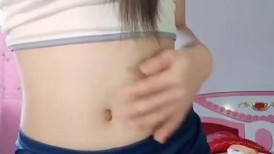纯欲系颜值美女，小短裤很是性感，独自在家发骚，脱光光揉骚穴，按摩器震动流淫水，低低呻吟
