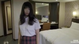 约炮大神胖虎网约20岁学生妹，一镜到底全程露脸，长得不好看胜在够嫩奶子天然硕大颜射足交啪啪都玩一遍