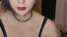 豹纹短裙妖艳美女，烈焰红唇黑丝，无毛干净美穴，大屌炮友激情，干完骚穴干菊花，从下往上视角