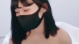 清纯甜美呆萌妹妹！白皙皮肤好身材！穿上黑白丝袜美腿，假屌抽插嫩穴，半脱翘起双腿，让人欲罢不能