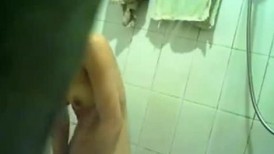 猥琐房东出租房暗装针孔双机位偸窥姐妹花日常洗澡，洗逼还把阴唇翻开，白色T内简直太性感了1