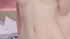 双马尾白嫩清纯少女 超极品身材 极品嫩穴又粉又嫩又紧，被擒住双腿肉鲍被塞入肉棒，双腿夹紧肉穴抽插时还啪啪