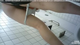 外购4K正版！极品 厕拍！女人味十足惊艳女神嘘嘘，半蹲式一线天美鲍往外呲尿，完事还抖一抖