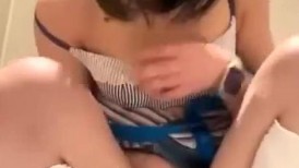 淫荡小骚货，公共厕所自慰，扒开内裤跳蛋塞穴，疯狂拉扯，高潮喷水，假屌放在地上，骑乘抽插