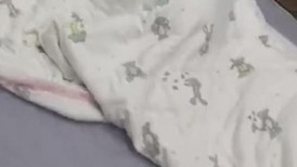 黄发少年遇到穿❤️蓝色JK制服的抖音机车小网红刘XX,假装是她粉丝套近乎,咖啡下药迷晕后强上
