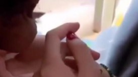 【全程高能】当着女友面操闺蜜，女友一会出来偷看一下，最后还内射帮忙递纸巾