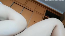 周末小伙和白嫩的小女友午休时间来一炮,美女很害羞不让拍但是还是拗不过男友