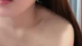 小虎牙美少女，外表甜美花臂纹身，笑起来甜美，全裸震动棒自慰，磨蹭抽插嫩穴，闭上眼睛慢慢享受