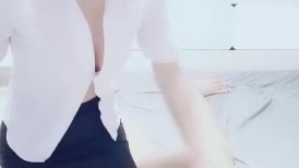 爆乳骚女技师，衬衣包臀裙OL，JB按摩服务，乳交腿交，坐上来屁股磨蹭，紧致嫩穴。骑乘位猛坐