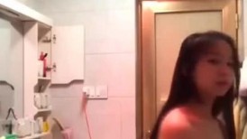 研学旅行时偷拍女同学洗澡,挺爱干净的一个女孩,洗澡的时候把内衣和袜子都洗干净了