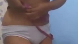 邪恶的房东暗藏摄像头偷拍身材丰满的美女租客洗澡