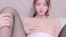 黑丝大奶美女 暴力撕丝袜 上位骑乘全自动 被大鸡吧无套输出 粉穴白浆直流 拔吊射肚皮 貌似有点没满足