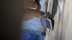 【极品厕拍】5.26用小刀把门挖开一个小洞偷拍合租房3个妹子上厕所