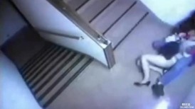 【疯狂强奸系列】 妹子楼道上被强奸 妹子挣扎反抗毫无办法，被抓住脱掉裤子一顿狂艹，根本跑不掉