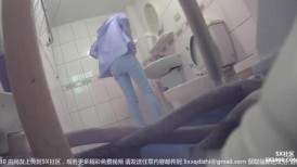 坑闺蜜浴室洗手盆偷装 监控偷拍室友上厕所换卫生巾擦拭内裤的污迹
