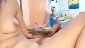 大奶双马尾小美女 插吖哥哥用力插 啊啊不行了 身材苗条细长腿 从房间操到客厅被小哥哥无套输出后入冲刺 差点内射 口爆