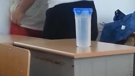 学生情侣放学趁教室没人打一炮再回家 男生还说把你的胸罩给我戴