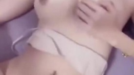 巨乳美女 皮肤白皙 稀毛鲍鱼粉嫩 在家被小哥哥无套输出 呻吟不停 表情享受 内射