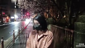 房东的玩物 2：樱花下的露出任务 反差眼镜娘网红女神『奶咪』剧情系列，劲爆完美身材波涛胸涌 超嫩小穴 顶宫灌精