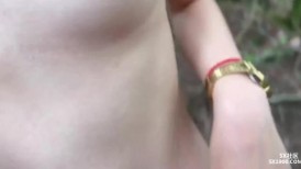 漂亮眼镜美眉吃鸡啪啪 皮肤白皙鲍鱼粉嫩 大白天在户外野战 小穴抠的淫水哗哗 撅着大白屁屁被无套内射